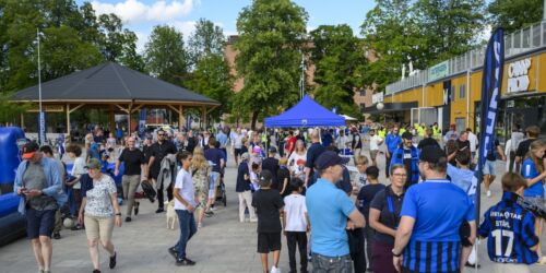 Arenatorget vid Studenternas IP i Uppsala med aktiviteter för matchbesökare.