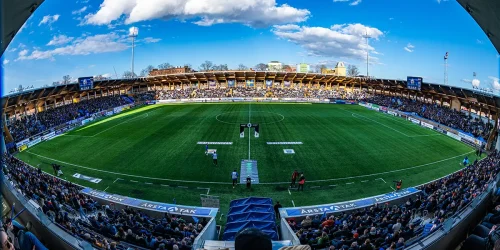 Översikts bild från läktaren ner på fotbollsplanen